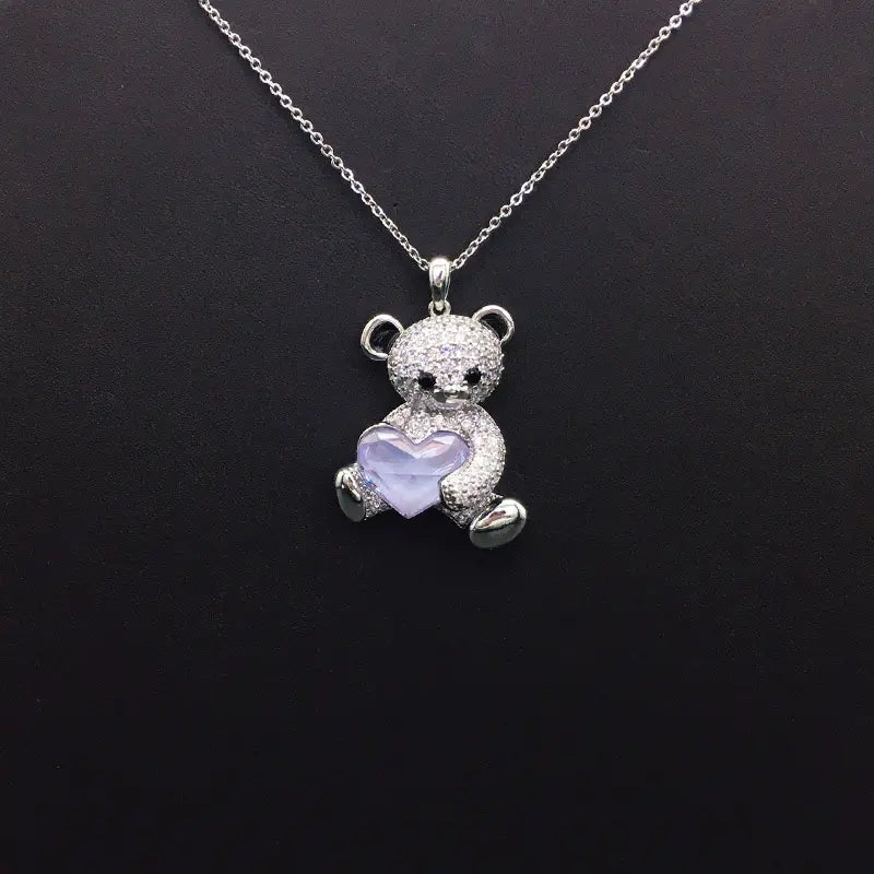Ravissant Collier Ourson Argenté avec Cristaux Roses et Cœur Bleu Iridescent pour une Douce Élégance au Quotidien