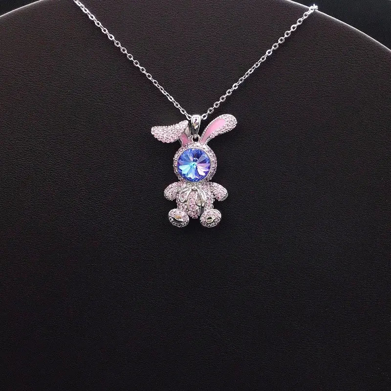 Élégant pendentif lapin argenté avec des accents roses et un visage en cristal bleu pour un style décontracté et enjoué