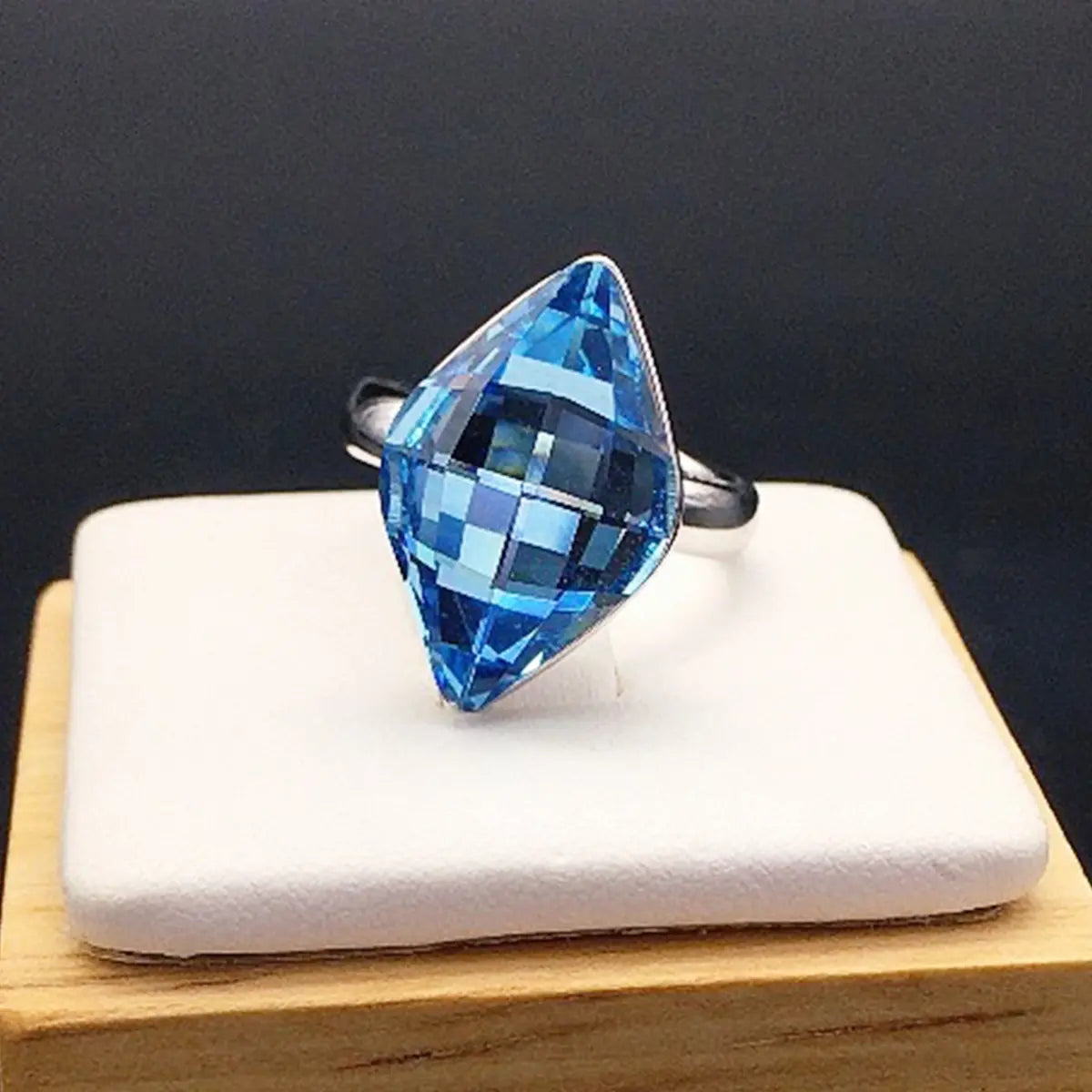 Bague en cristal géométrique simple