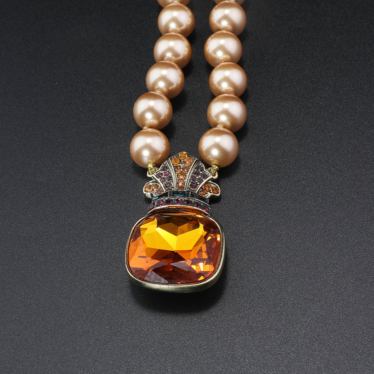 Fashionable orange gemstone pearl necklace