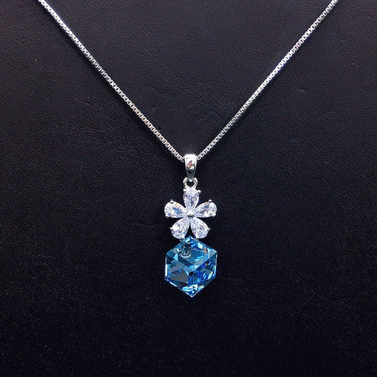 Fashionable flower jumping square crystal pendant