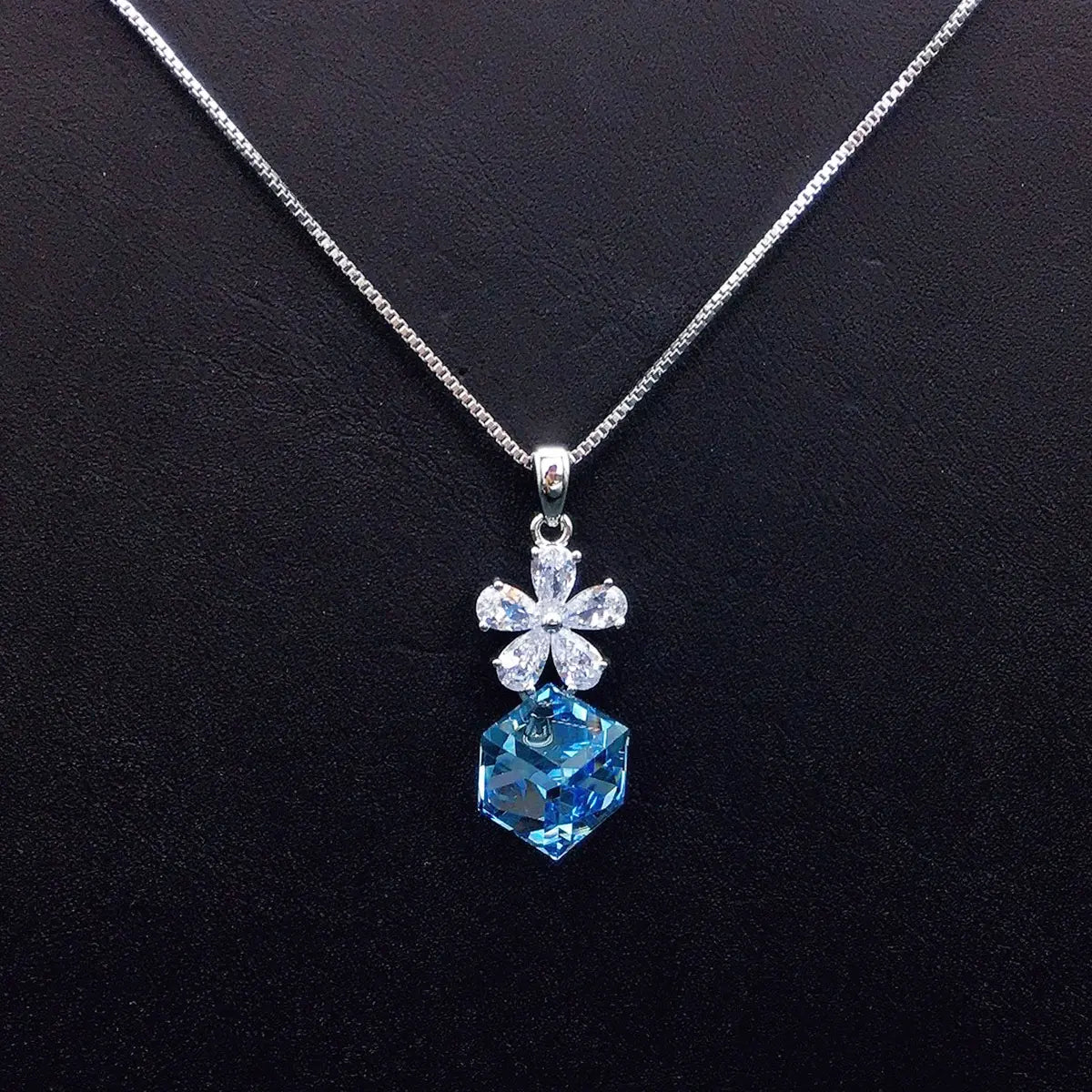 Pendentif carré en cristal sauteur orné de fleurs à la mode