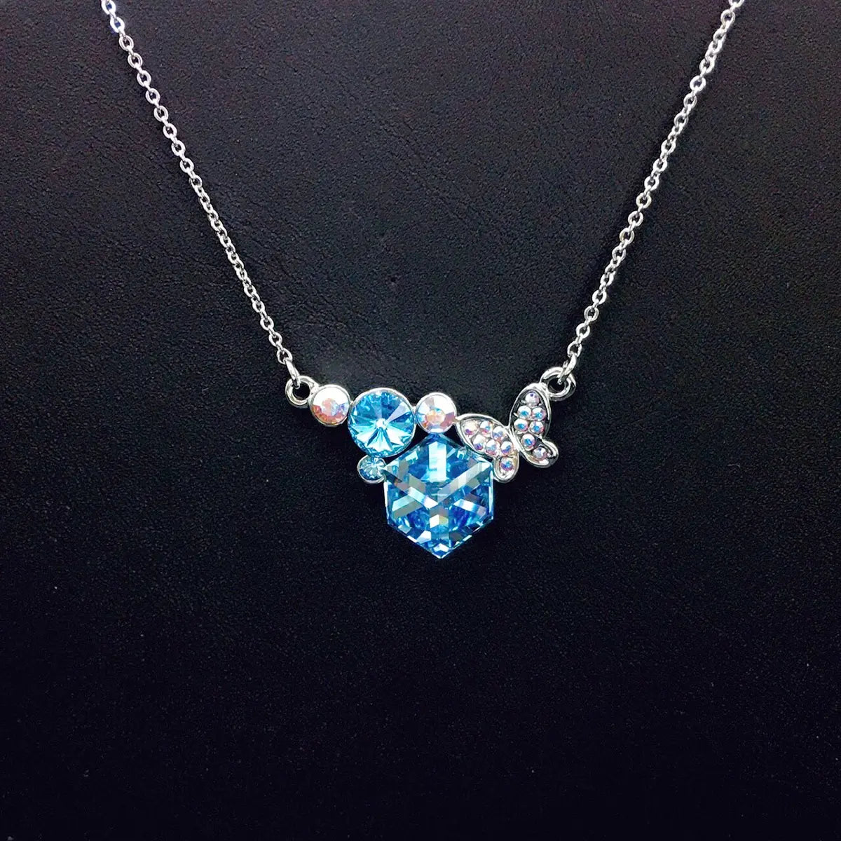Collier papillon en cristal géométrique personnalisé