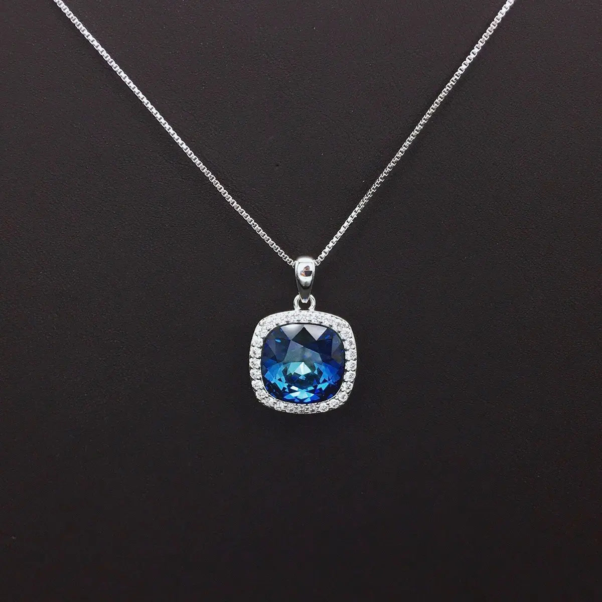 Collier à la mode avec pierres précieuses carrées
