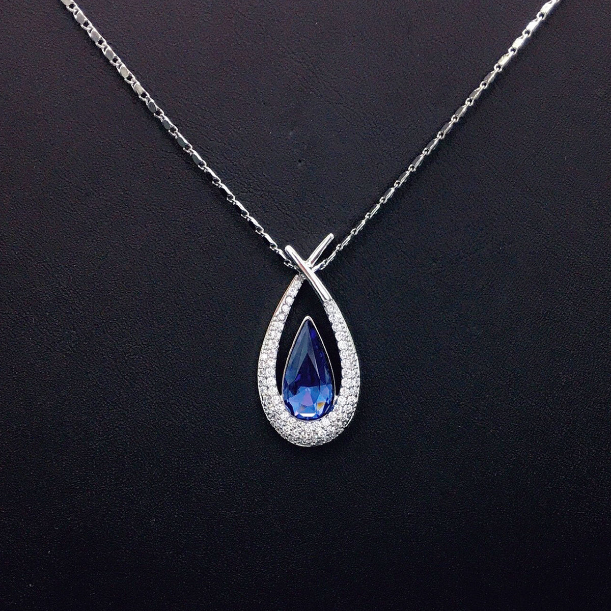 Fashionable droplet shaped diamond studded gemstone necklace