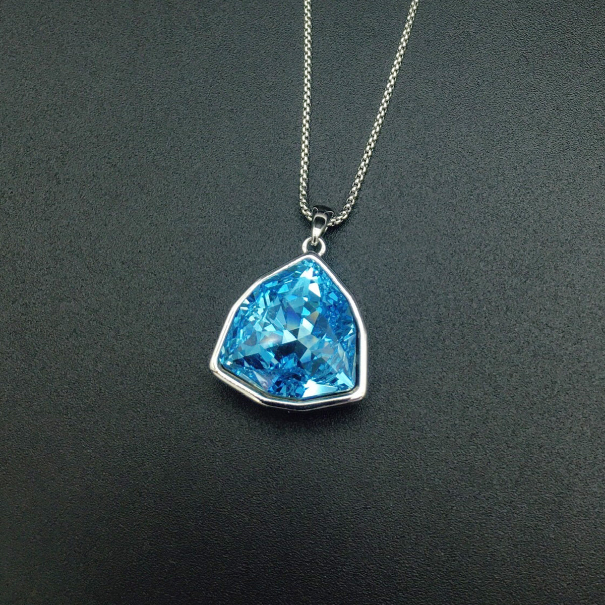 Fashionable and minimalist geometric cut gemstone necklace