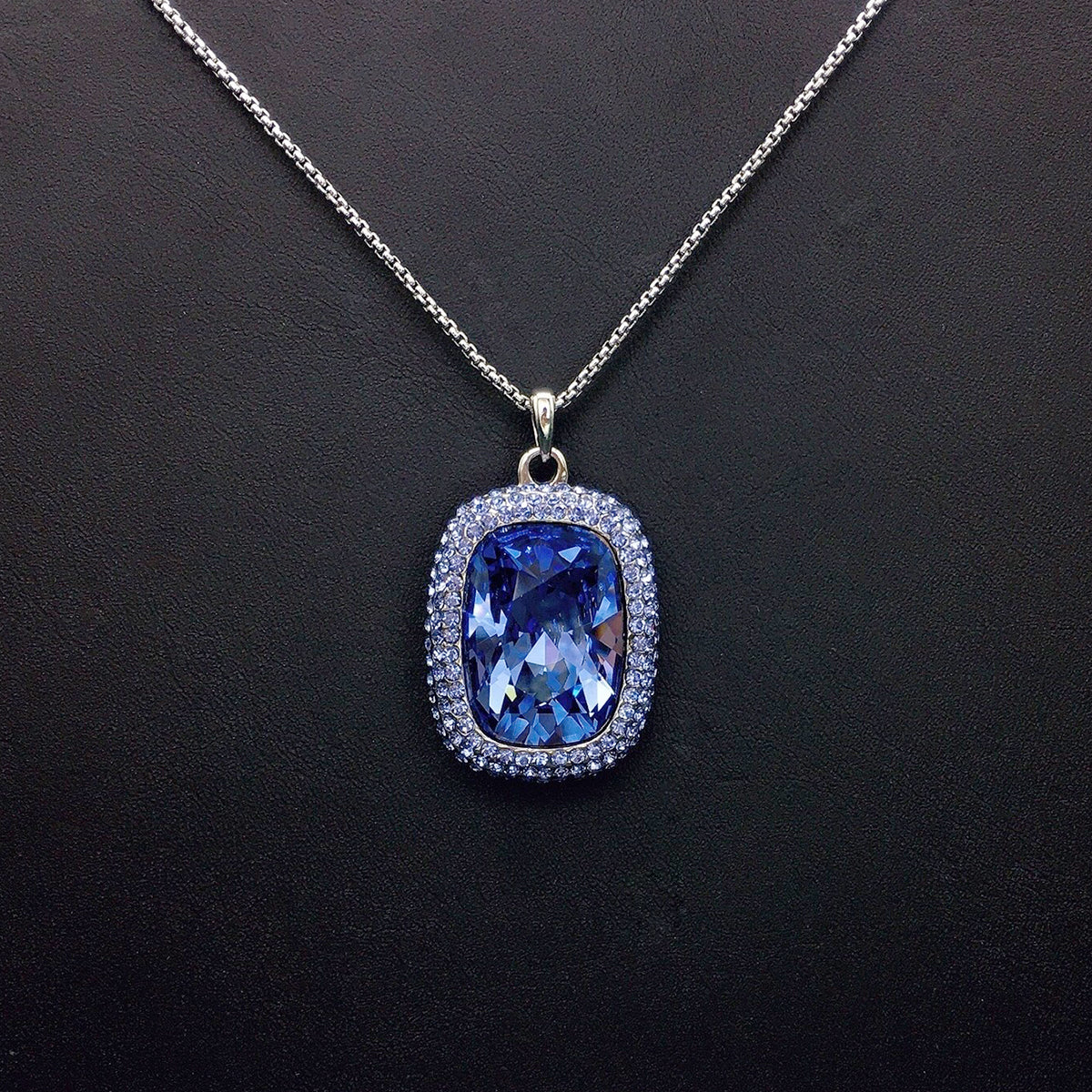 Fashionable and minimalist gemstone necklace