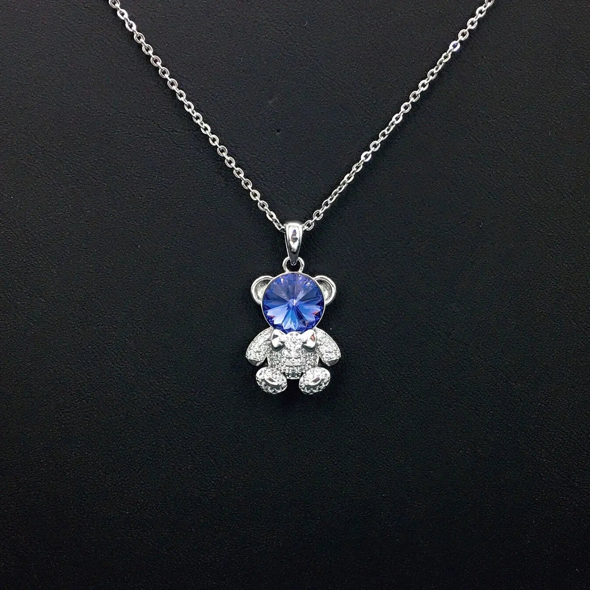 Collier délicat en or avec ourson et cristal bleu étincelant, un joli cadeau.