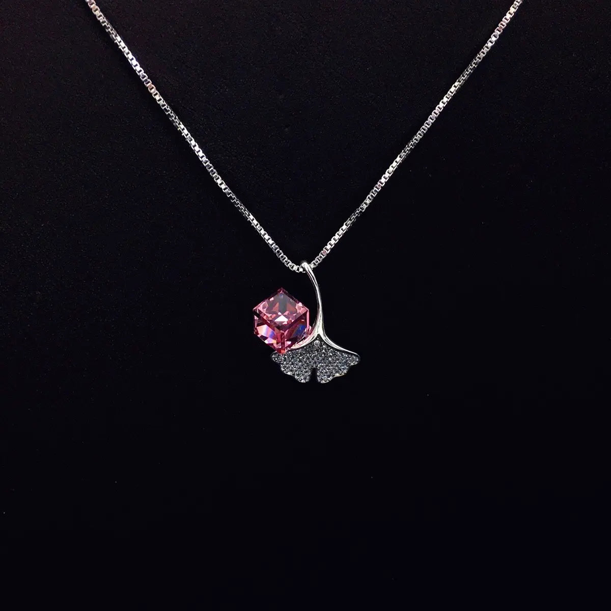 Collier étincelant en cristal bleu avec feuille de ginkgo pour un usage quotidien élégant