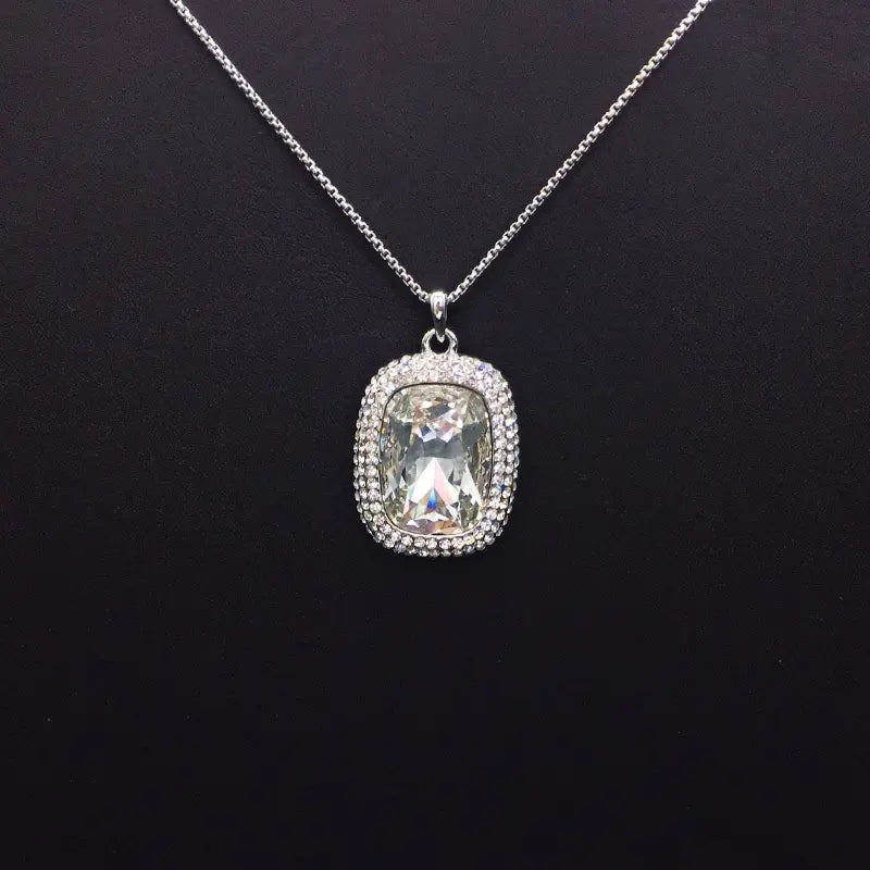 Collier rectangulaire en cristal effet aurore boréale tendance pour sorties décontractées et soirées
