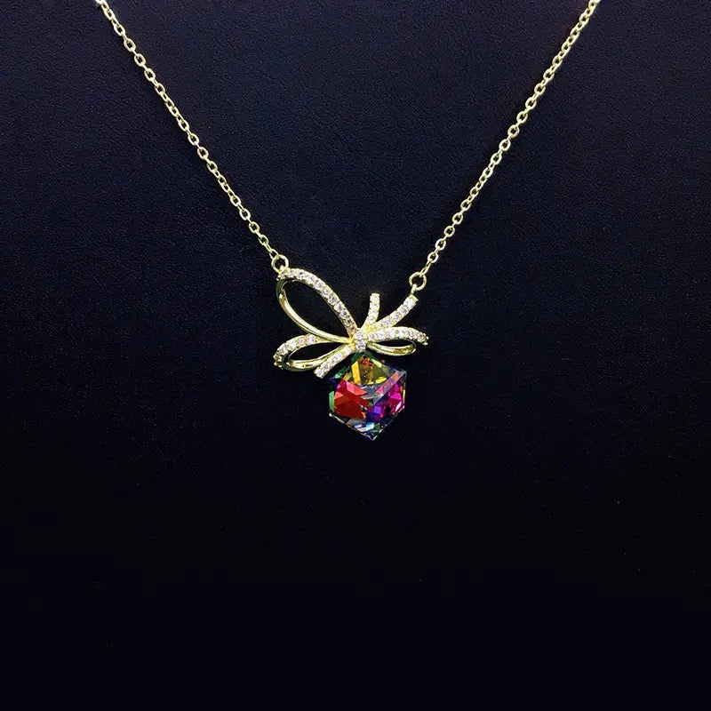 Chic collier doré avec nœud en cristal bleu pour une sophistication au quotidien