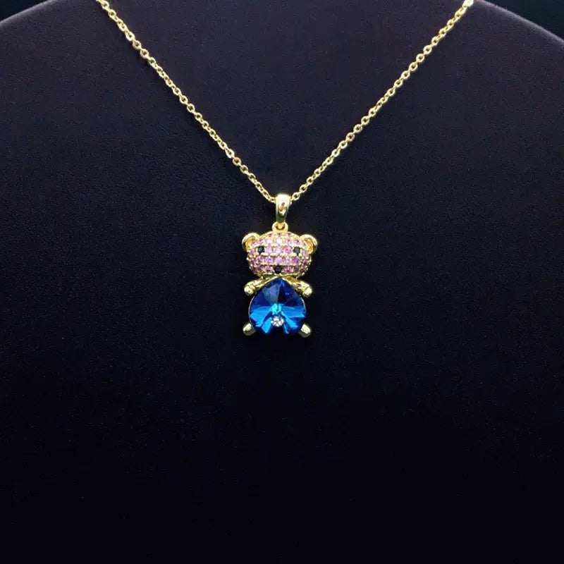 Collier ourson tendance avec cristaux roses et bleus pour un style avant-gardiste