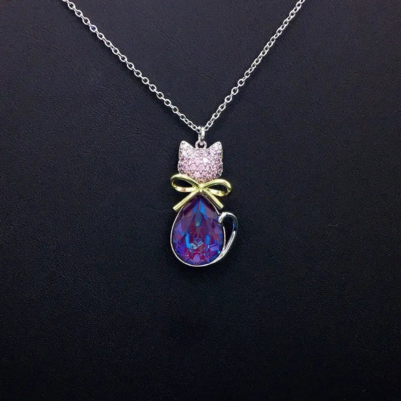 Élégant collier pendentif en forme de chat couleur argent avec cristal bleu pour événements formels