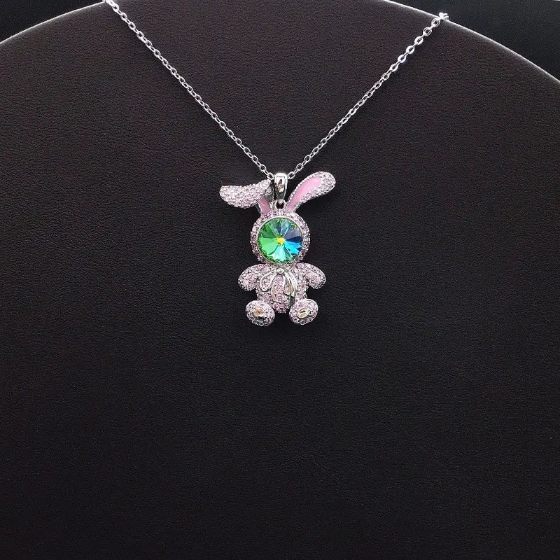 Élégant pendentif lapin argenté avec des accents roses et un visage en cristal bleu pour un style décontracté et enjoué