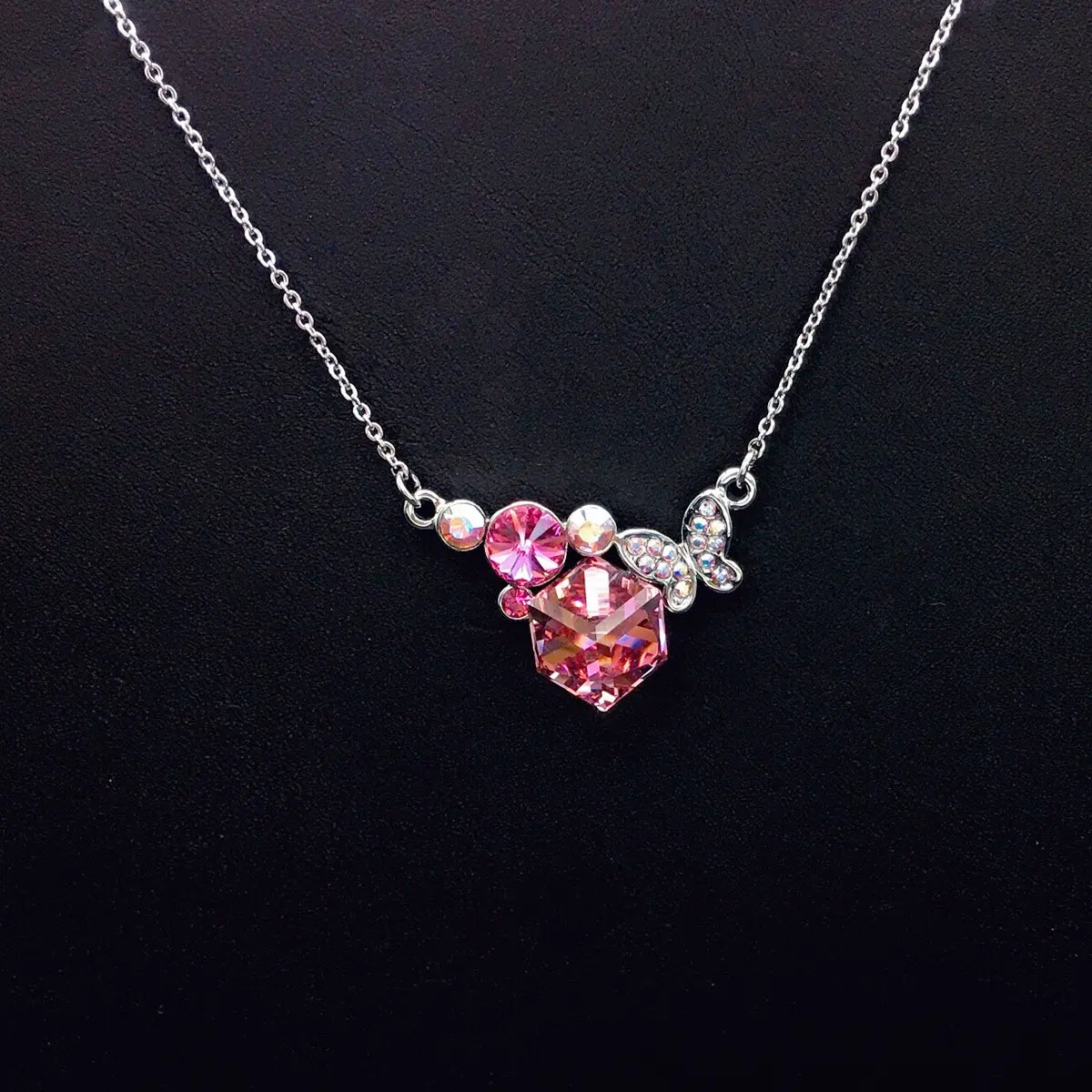 Collier papillon en cristal géométrique personnalisé