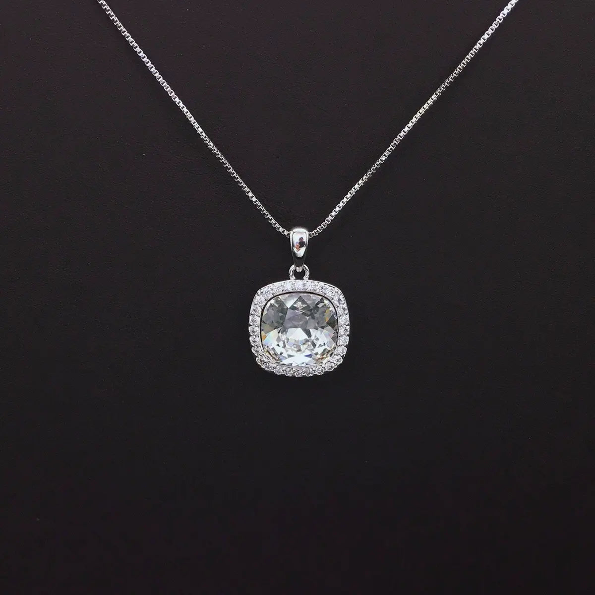 Collier à la mode avec pierres précieuses carrées
