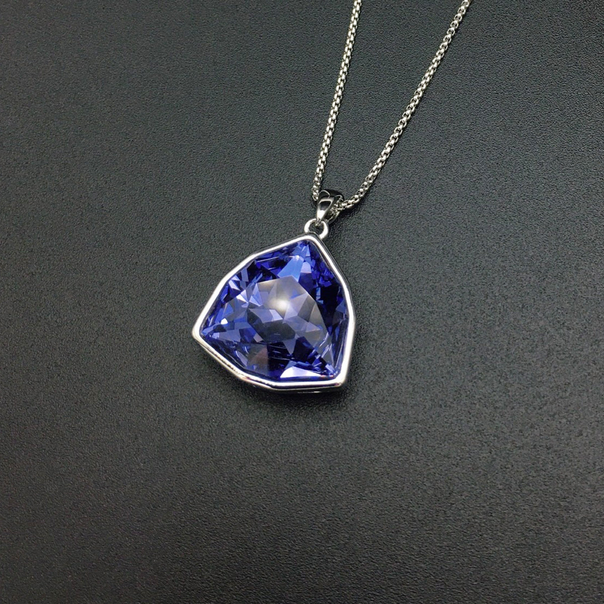 Fashionable and minimalist geometric cut gemstone necklace