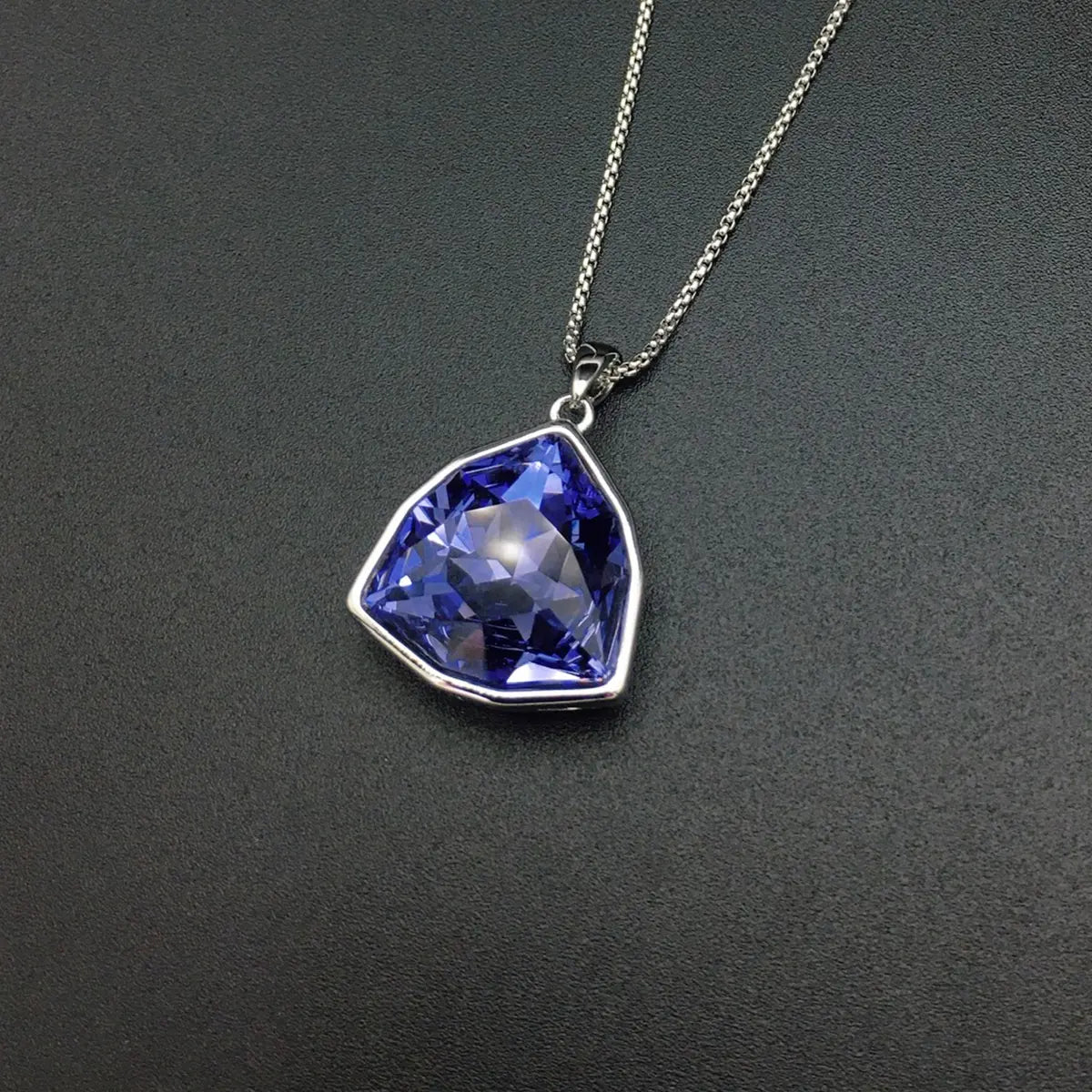 Collier en cristal de luxe Collier de pierres précieuses tendance et minimaliste