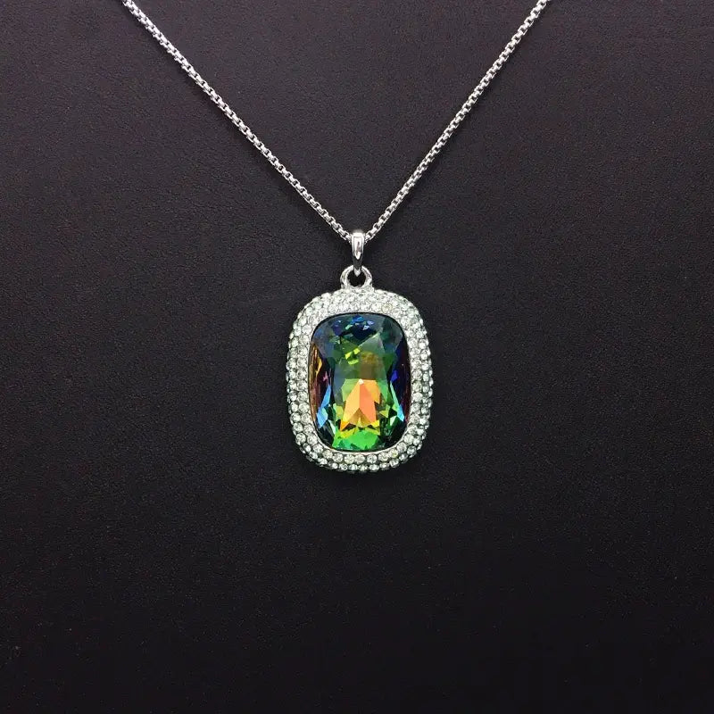 Collier rectangulaire en cristal effet aurore boréale tendance pour sorties décontractées et soirées