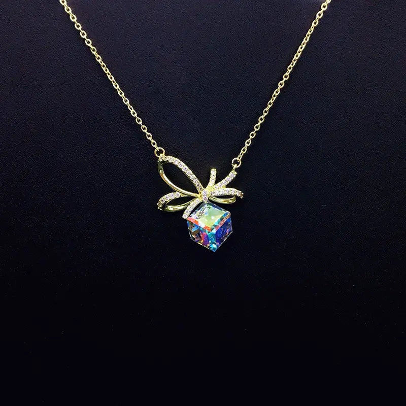 Chic collier doré avec nœud en cristal bleu pour une sophistication au quotidien