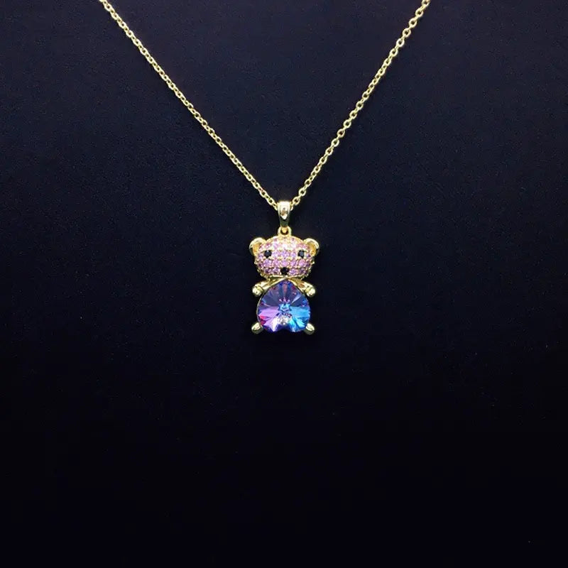 Collier ourson tendance avec cristaux roses et bleus pour un style avant-gardiste
