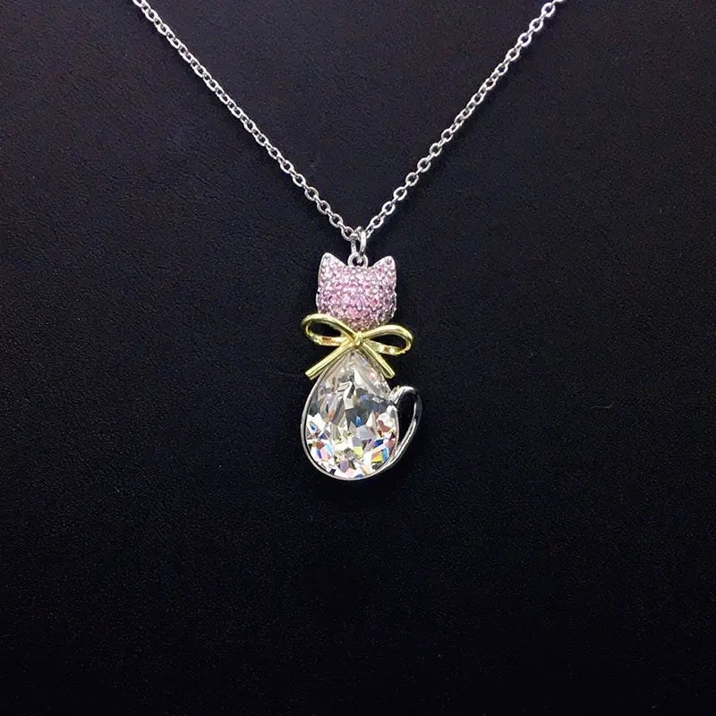 Élégant collier pendentif en forme de chat couleur argent avec cristal bleu pour événements formels