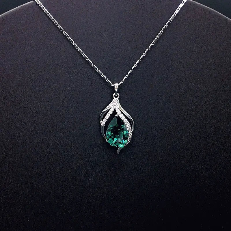 Élégant collier en argent avec cristal bleu étincelant en forme de goutte pour une sophistication quotidienne
