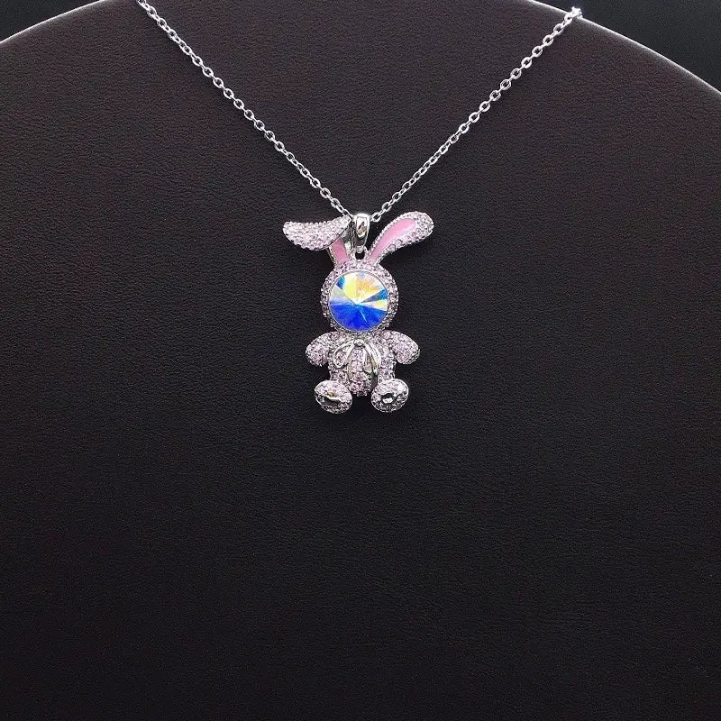 Élégant pendentif lapin argenté avec des accents roses et un visage en cristal bleu pour un style décontracté et enjoué