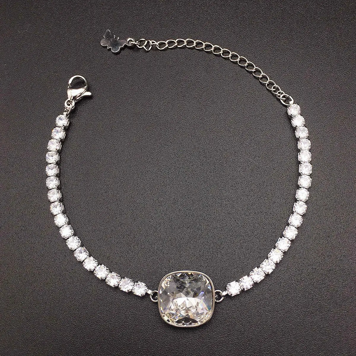 Bracelet autrichien carré en cristal rouge entièrement serti de diamants