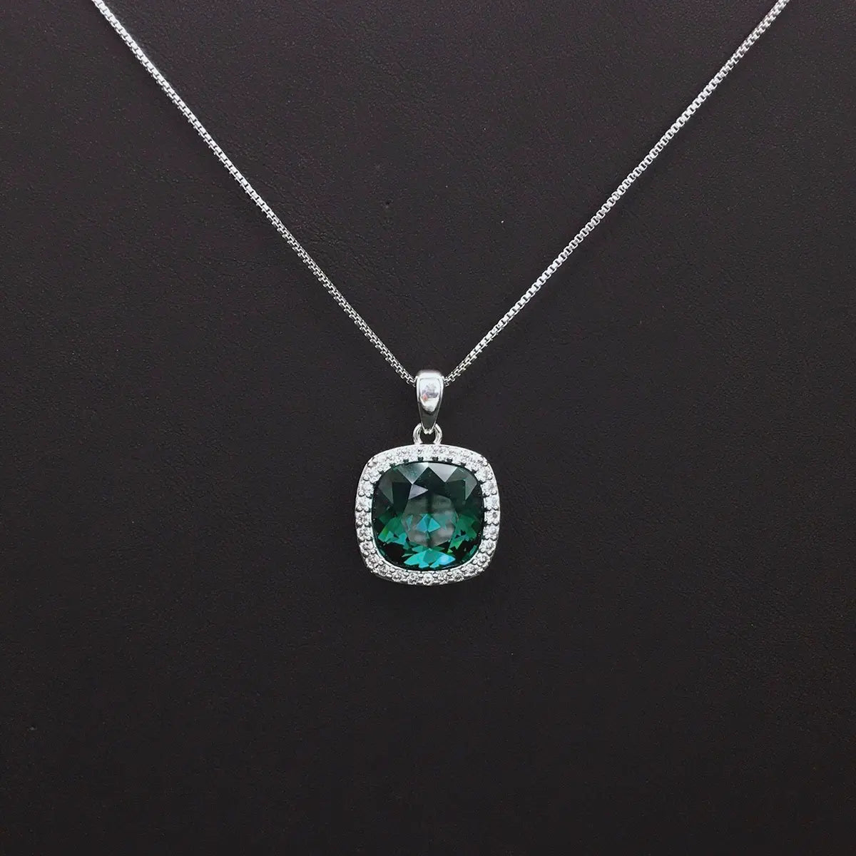 Collier à la mode avec pierres précieuses carrées