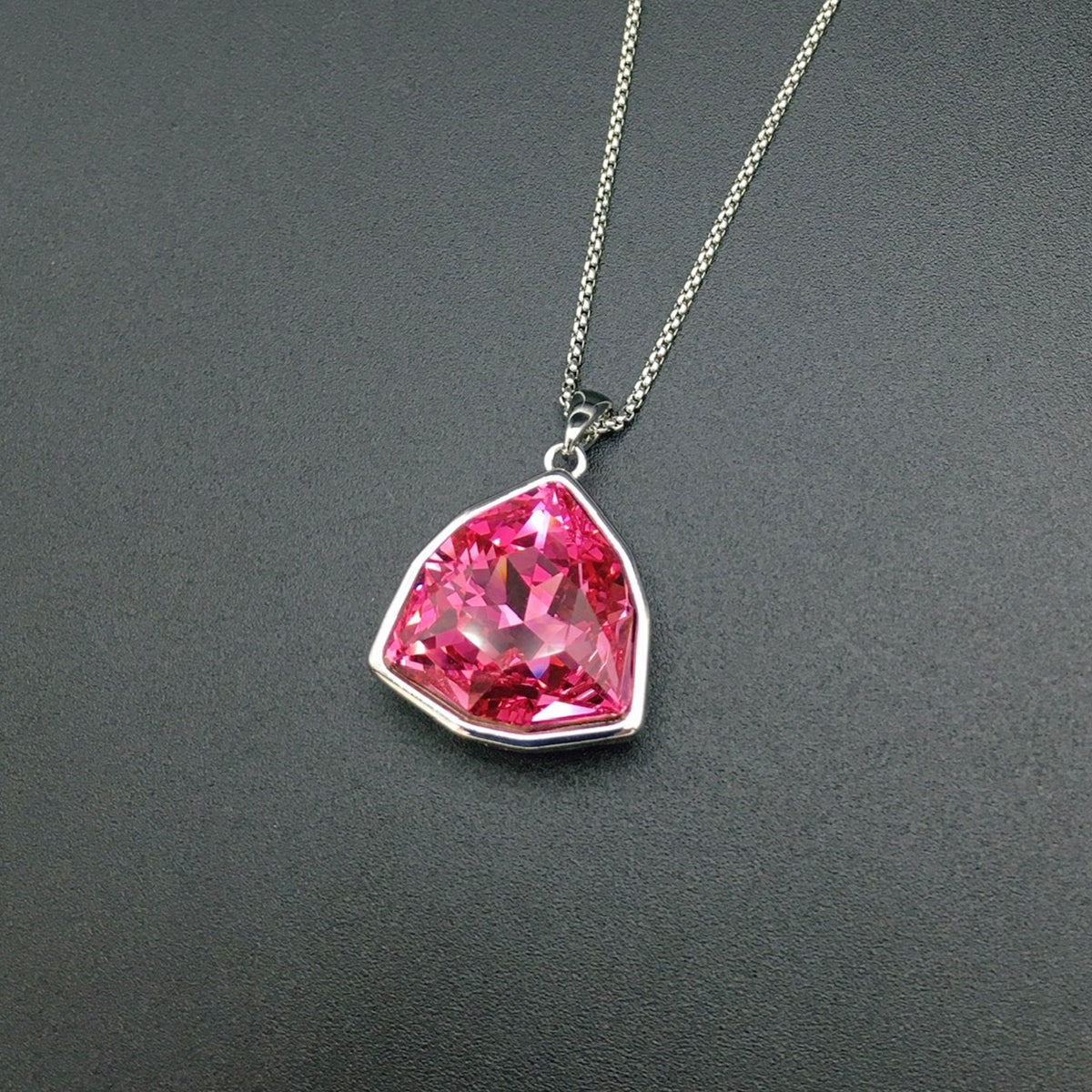 Fashionable and minimalist geometric cut gemstone necklace