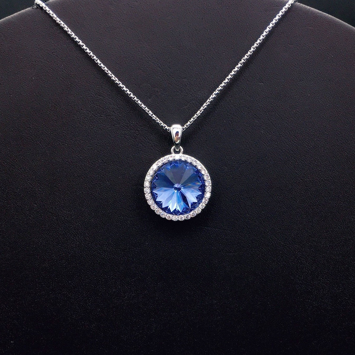 Glamorous Round Blue Crystal Pendant Necklace for Romantic Dates