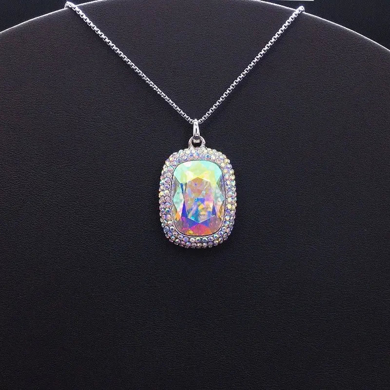 Collier rectangulaire en cristal effet aurore boréale tendance pour sorties décontractées et soirées