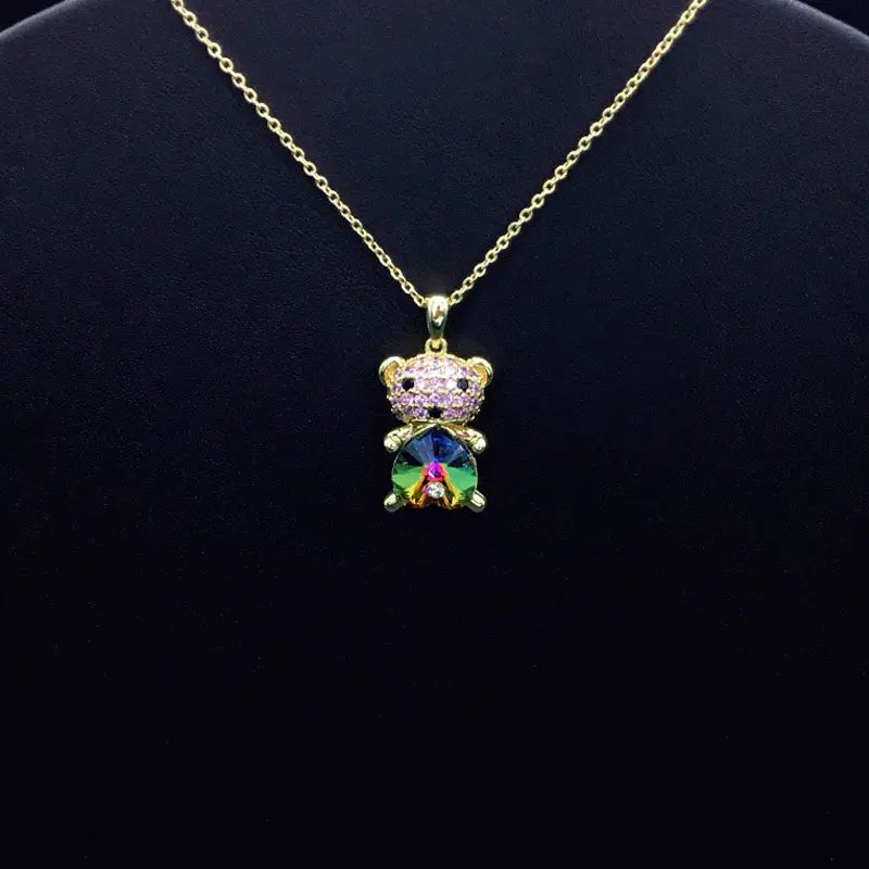 Collier ourson tendance avec cristaux roses et bleus pour un style avant-gardiste