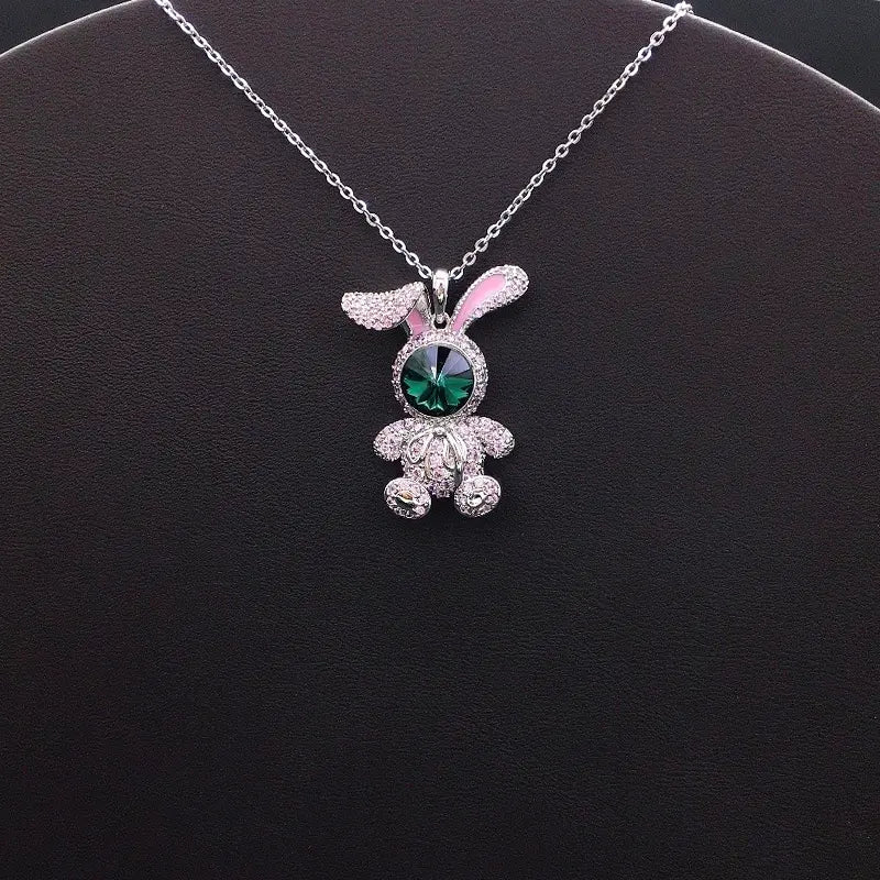 Élégant pendentif lapin argenté avec des accents roses et un visage en cristal bleu pour un style décontracté et enjoué