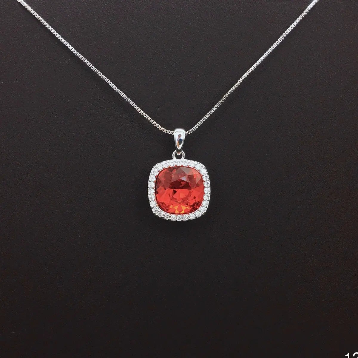 Collier à la mode avec pierres précieuses carrées