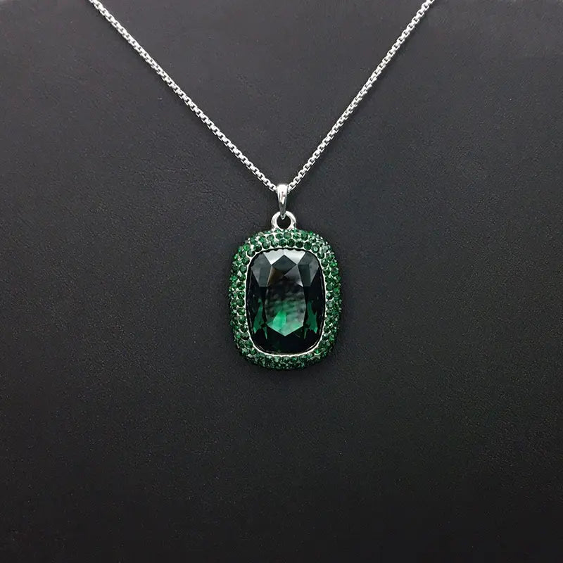 Collier rectangulaire en cristal effet aurore boréale tendance pour sorties décontractées et soirées
