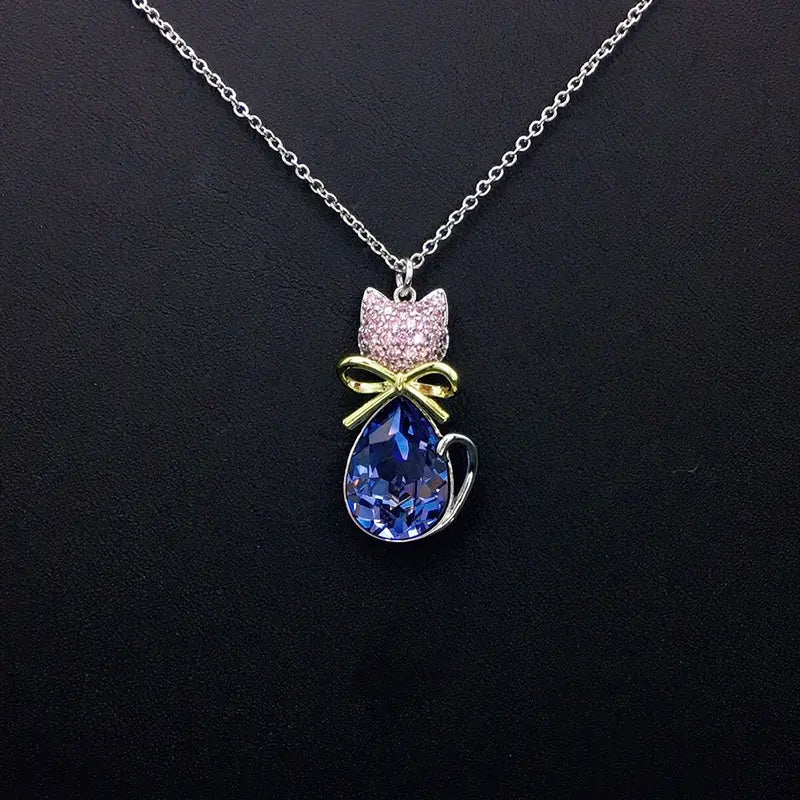 Élégant collier pendentif en forme de chat couleur argent avec cristal bleu pour événements formels
