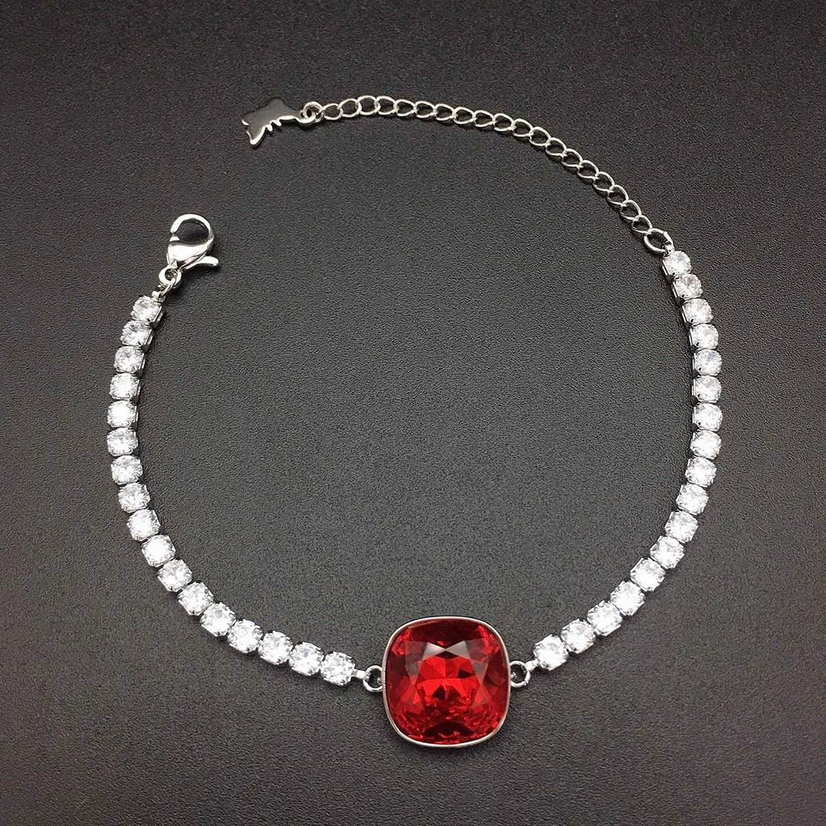 Bracelet autrichien carré en cristal rouge entièrement serti de diamants
