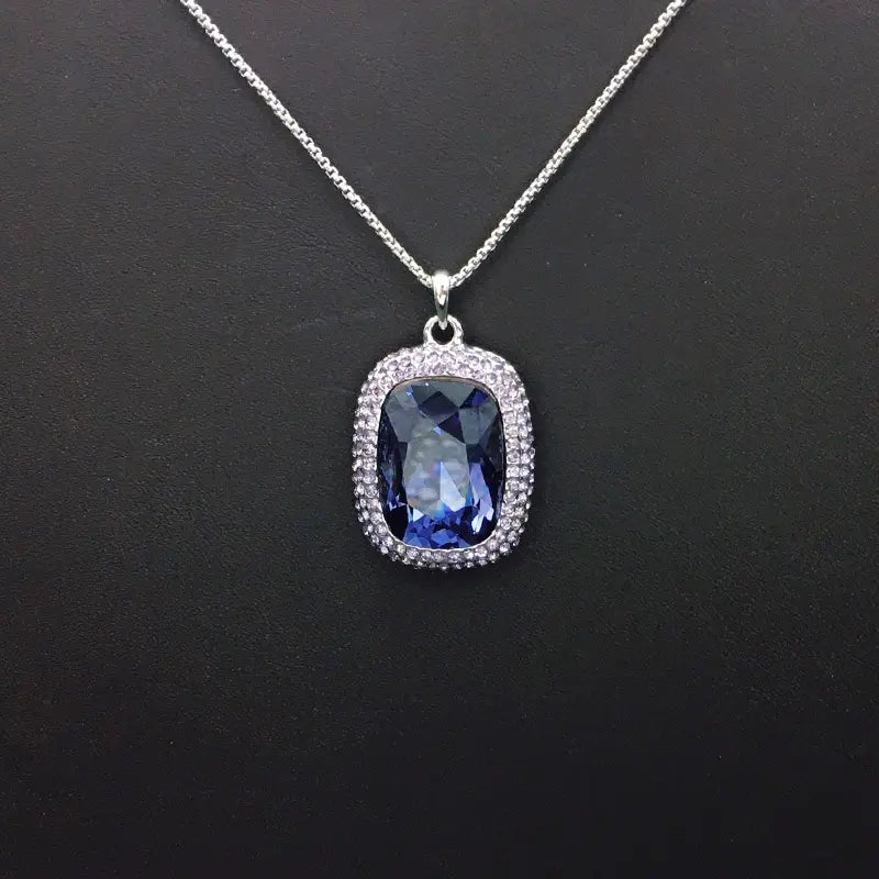 Collier rectangulaire en cristal effet aurore boréale tendance pour sorties décontractées et soirées