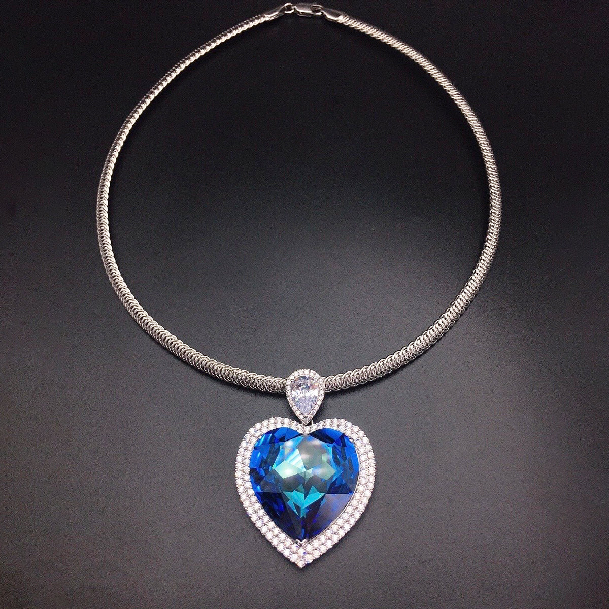Luxury Aurora Heart Crystal Pendant Necklace – Elegant Statement Jewelry