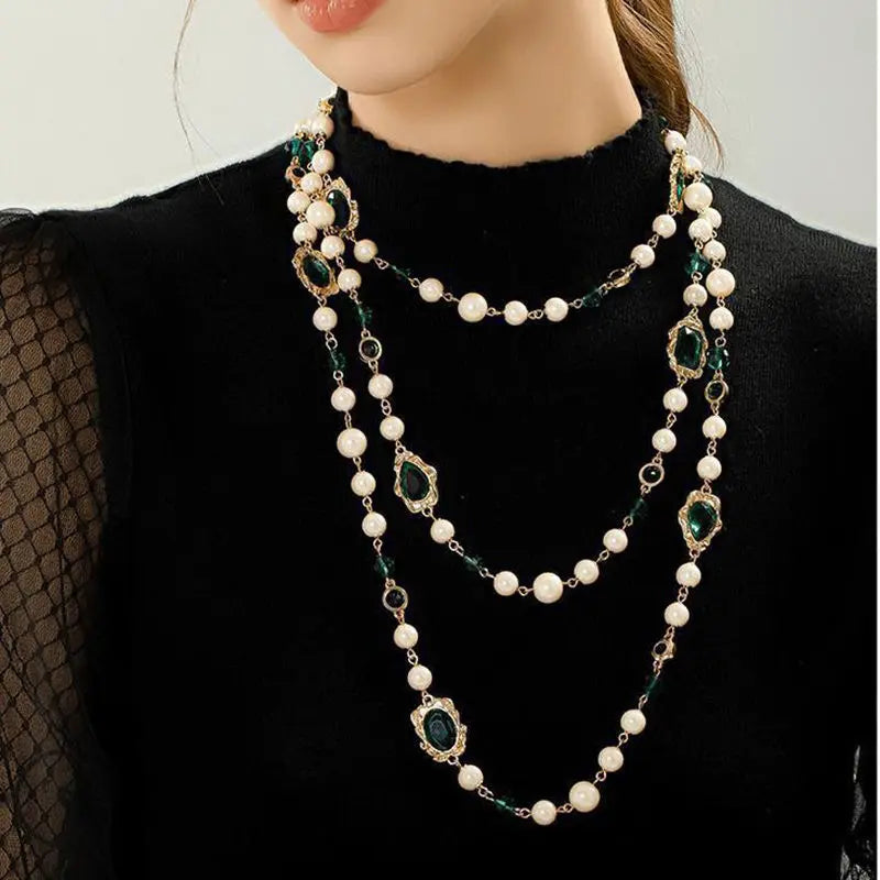 Collier de perles émaillées vert vintage