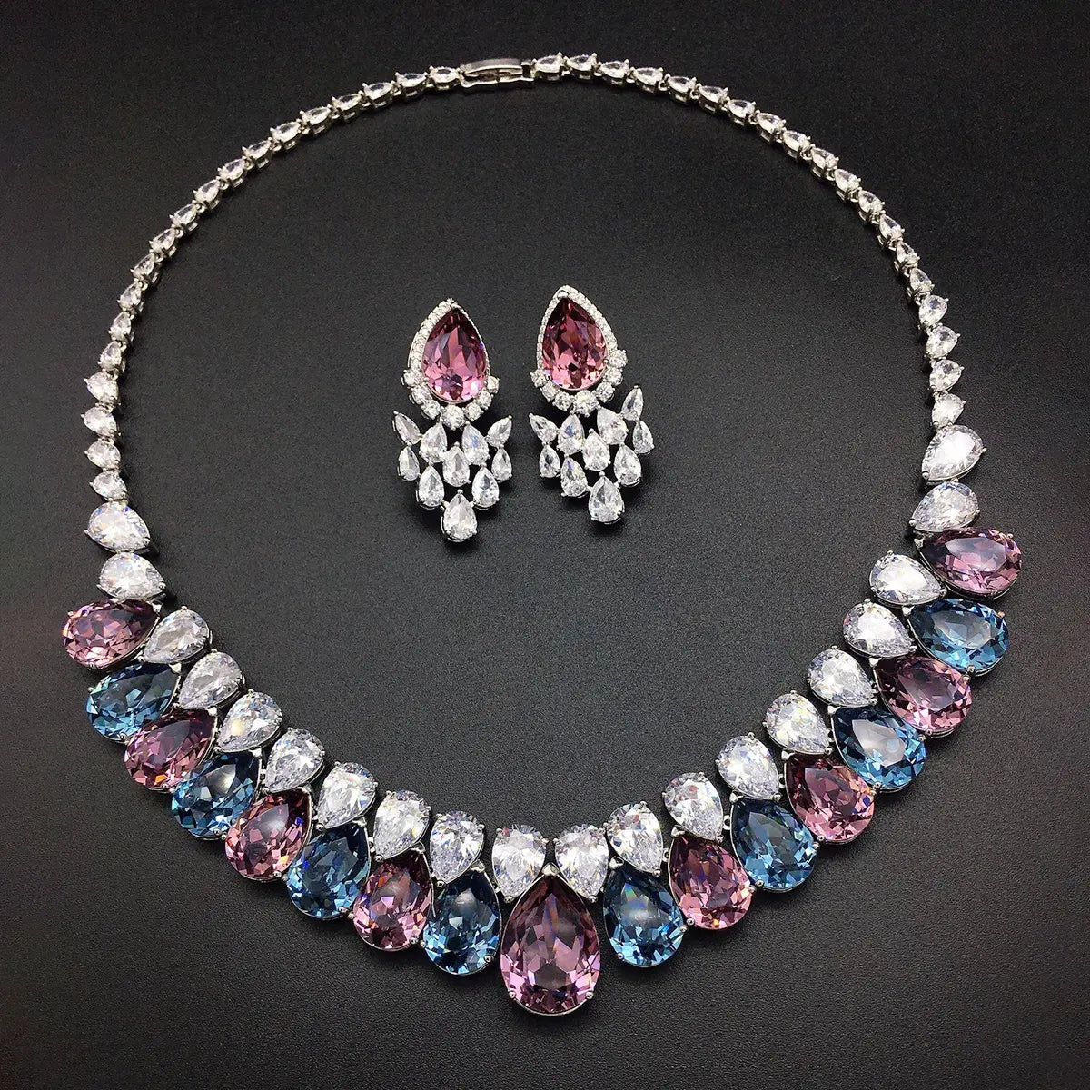 Parure de bijoux en cristal goutte d'eau saphir de luxe – Collier plastron et boucles d'oreilles