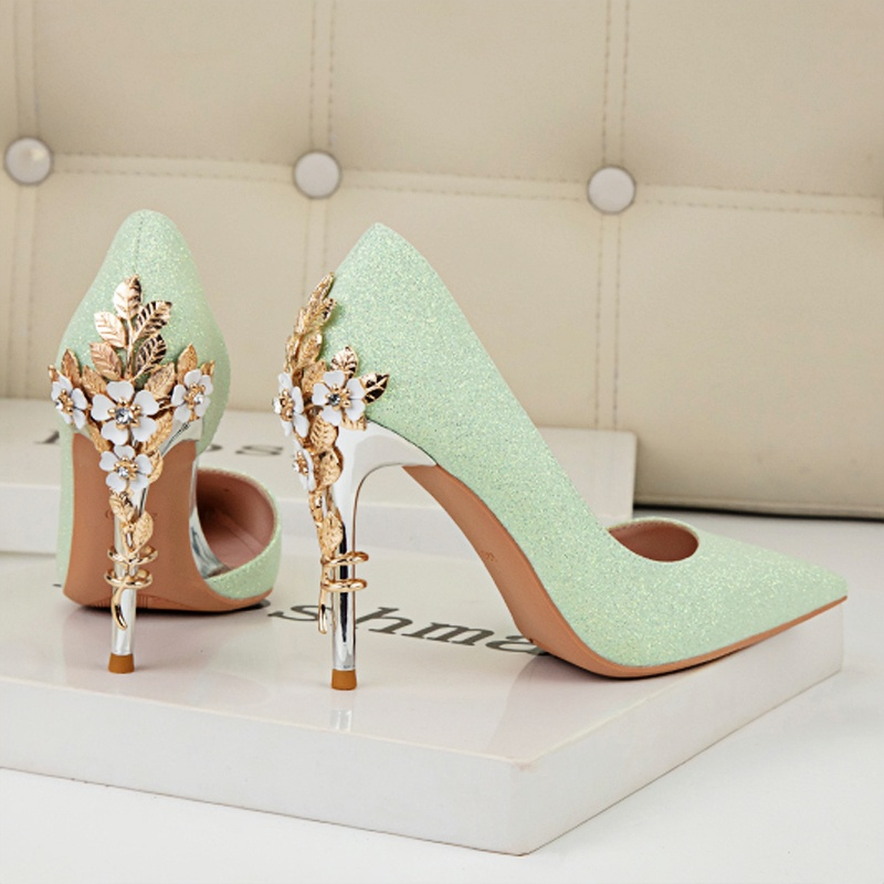 Pointed metal flower side engraved high heels