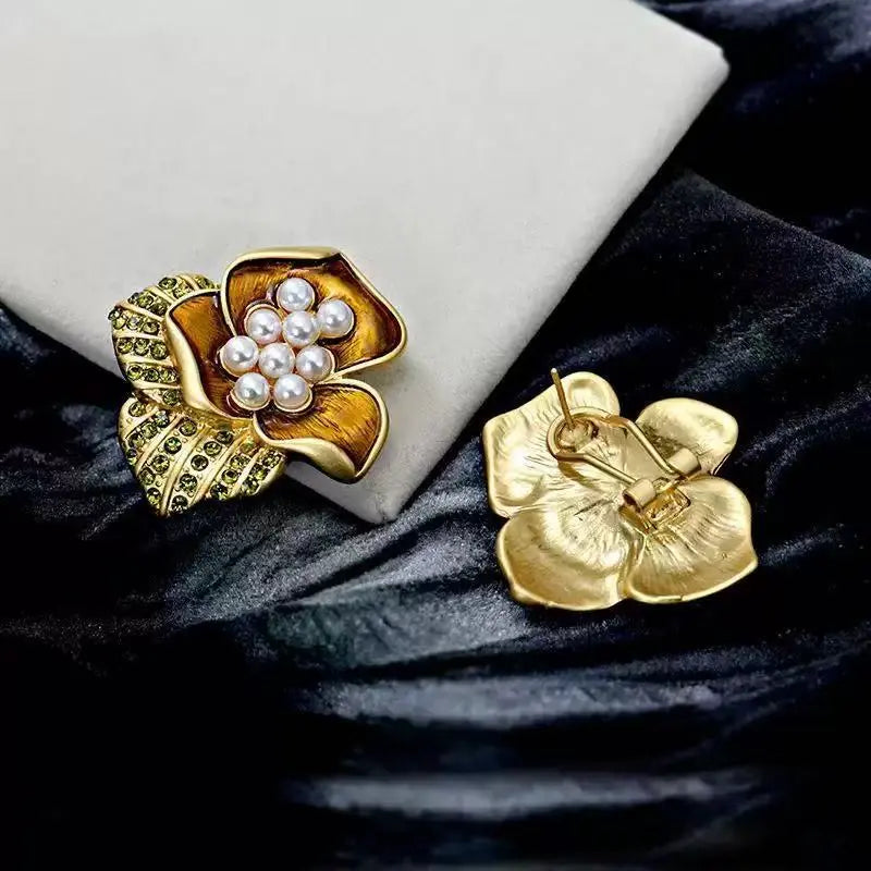 Bague médiévale en or ornée de diamants verts et de feuilles d'or