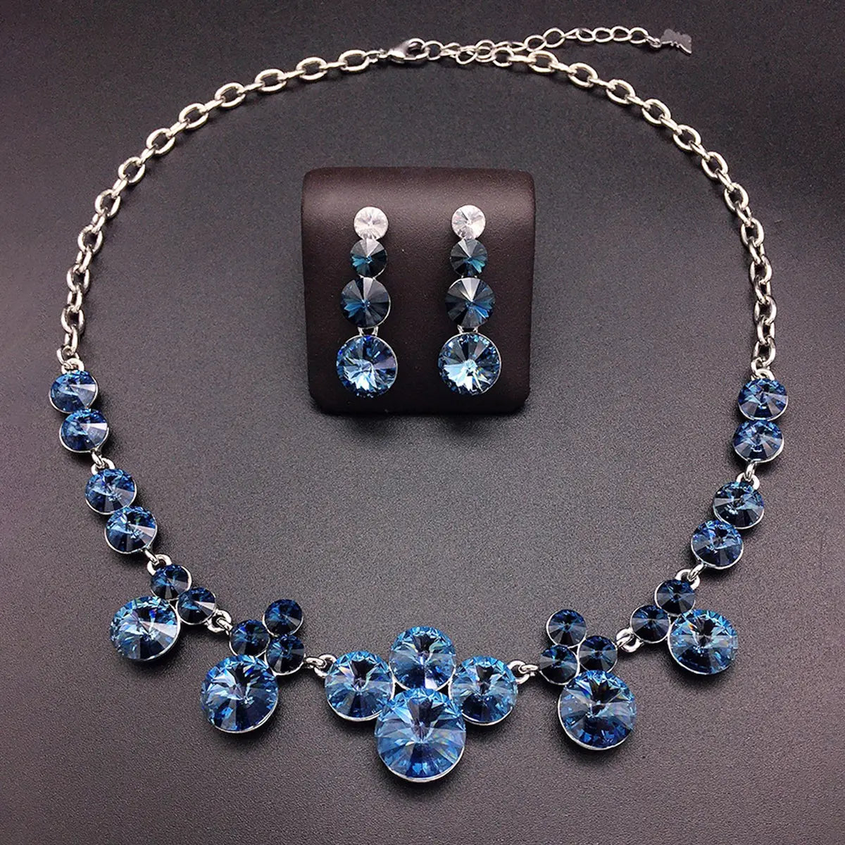 Ensemble de bijoux collier et boucles d'oreilles ronds en cristal bleu de luxe