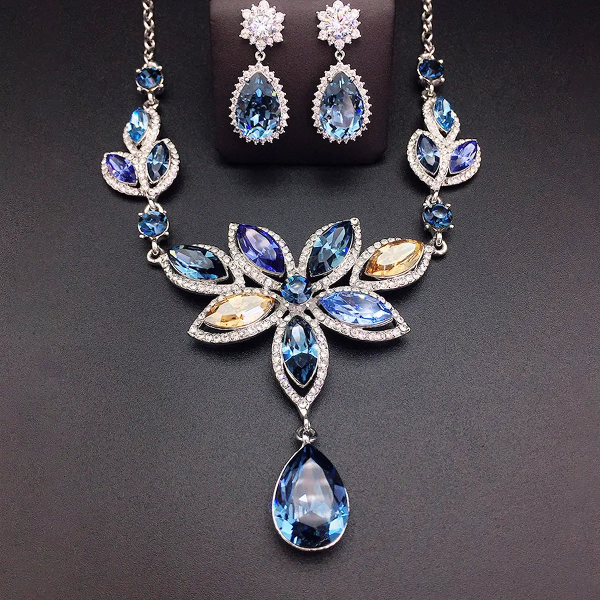 Parure collier et boucles d'oreilles fleur en cristal bleu de luxe