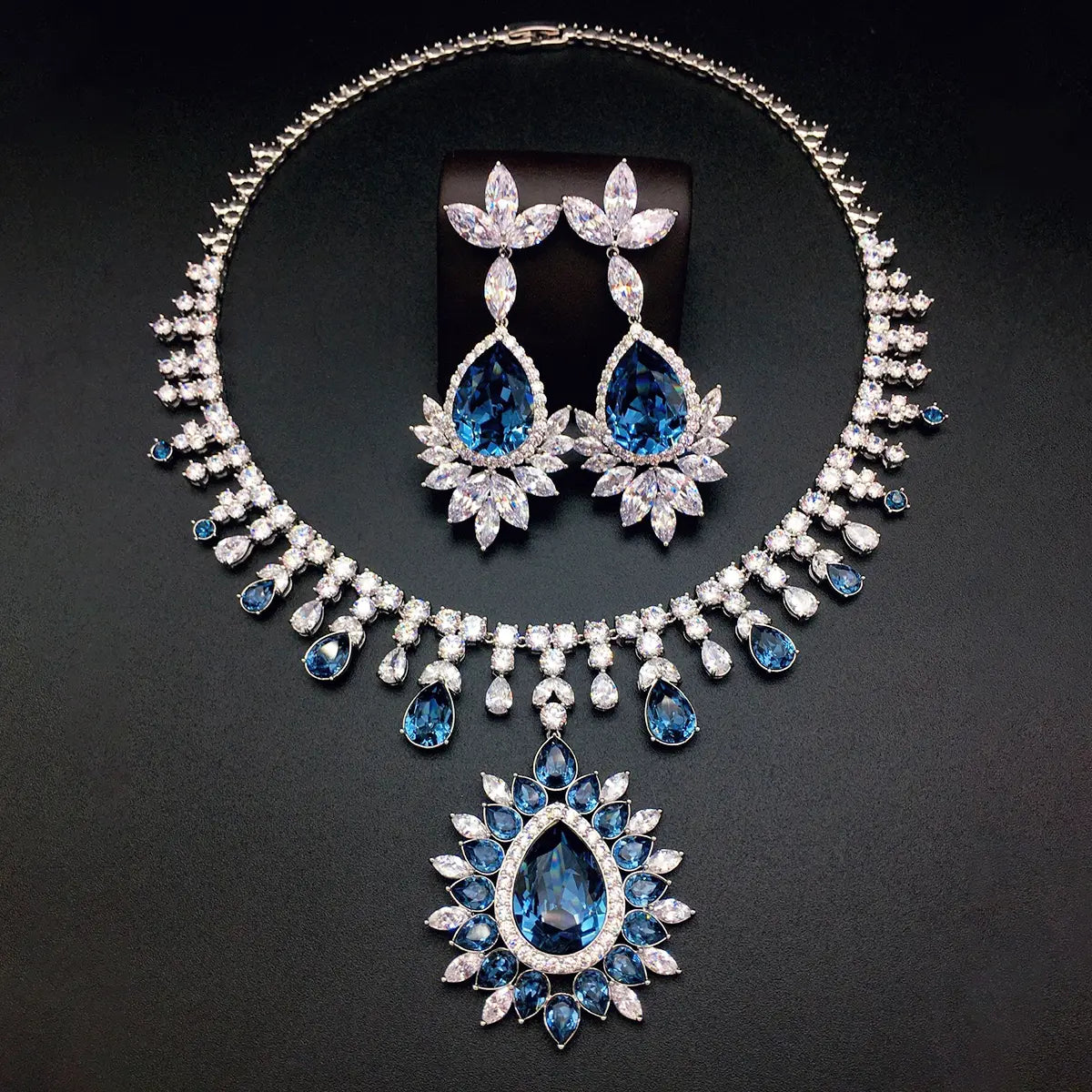 Parure de bijoux de luxe en cristal saphir royal bleu – Collier plastron et boucles d'oreilles