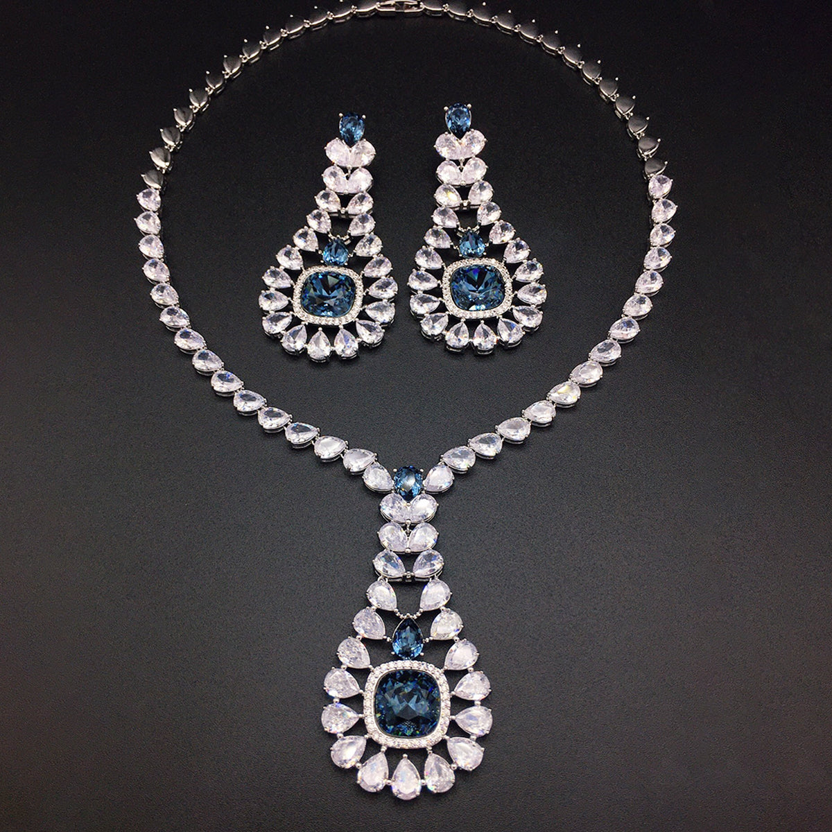 Parure collier et boucles d'oreilles en cristal saphir bleu de luxe