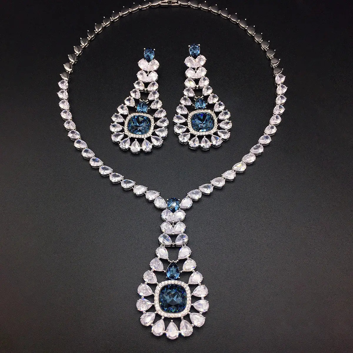 Parure collier et boucles d'oreilles en cristal saphir bleu de luxe